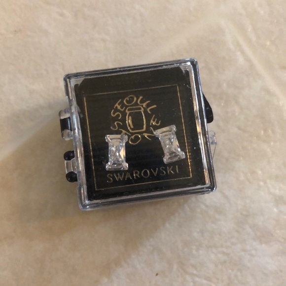 Earring - Picture 1 of 1